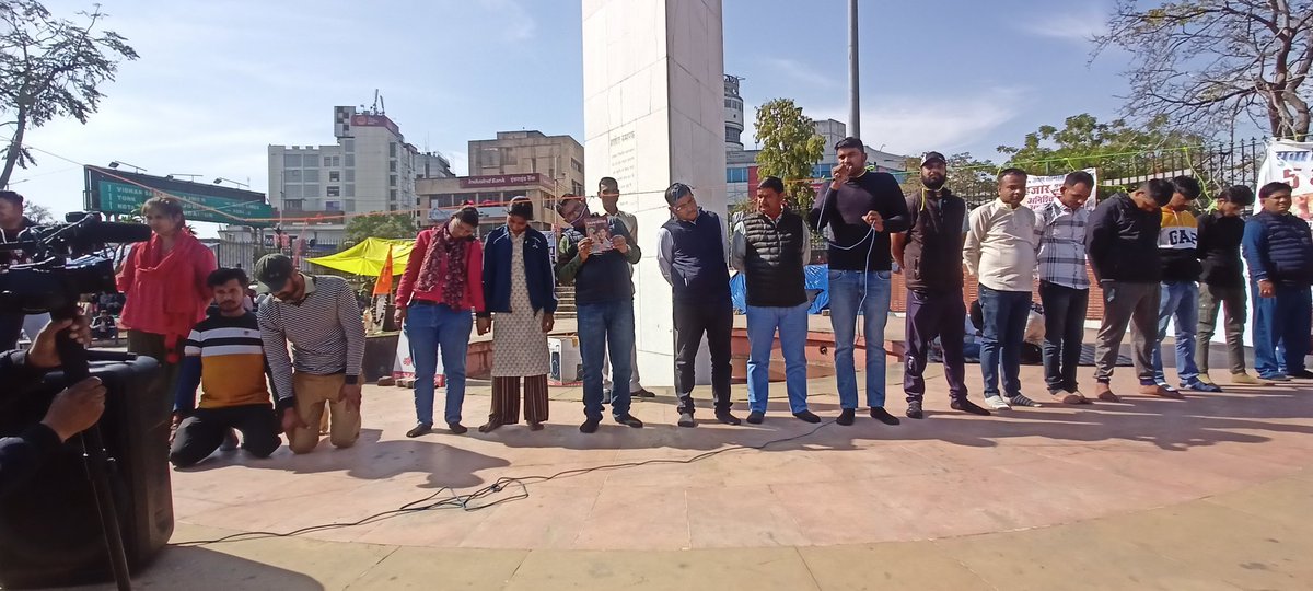 युवा मित्रों ने #जयपुर के शहीद स्मारक पर चल रहे अनिश्चितकालीन धरने के आज 25वें दिन के दौरान अपनी माँग को लेकर सांकेतिक फांसी लगाई।

#Jaipur #Rajasthan 

#RYM_को_बहाल_करों 
#rym_की_सुनो_पुकार 
#RYMP_NeedAChance 
#युवामित्र_पूछे_बहाली_कब 
#युवा_मित्रों_का_सत्याग्रह
@BhajanlalBjp