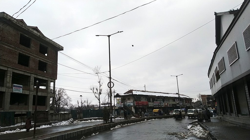 Islambaduk3's tweet photo. Towards #MehndiKadal Anantnag. On right side of the photo is Cooperatives building. 
#snowday #Anantnag #MehndiKadal https://t.co/iKAGcT8VNt