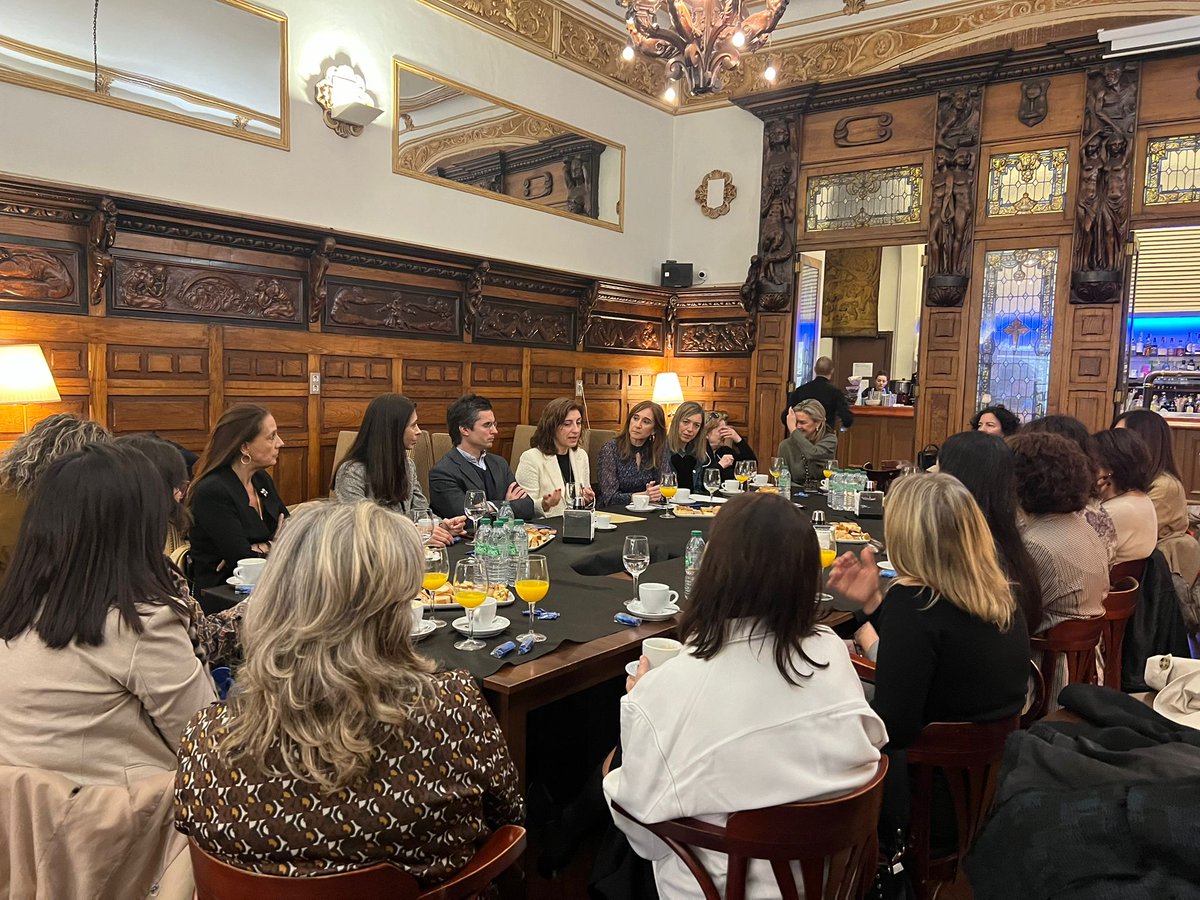 PopularesStgo's tweet photo. 🗳 Hoxe, @borja_verea e Carmen Pomar, con @Anxeles_Vazquez, María Baleato e @OlayaOteroSan, percorrimos ás rúas, falando do programa do @ppdegalicia.

No Café Casino, reunímonos con mulleres compostelás para decírlles que o mellor para Galicia é @AlfonsoRuedaGal

#GaliciaFunciona https://t.co/1tPeskn33J