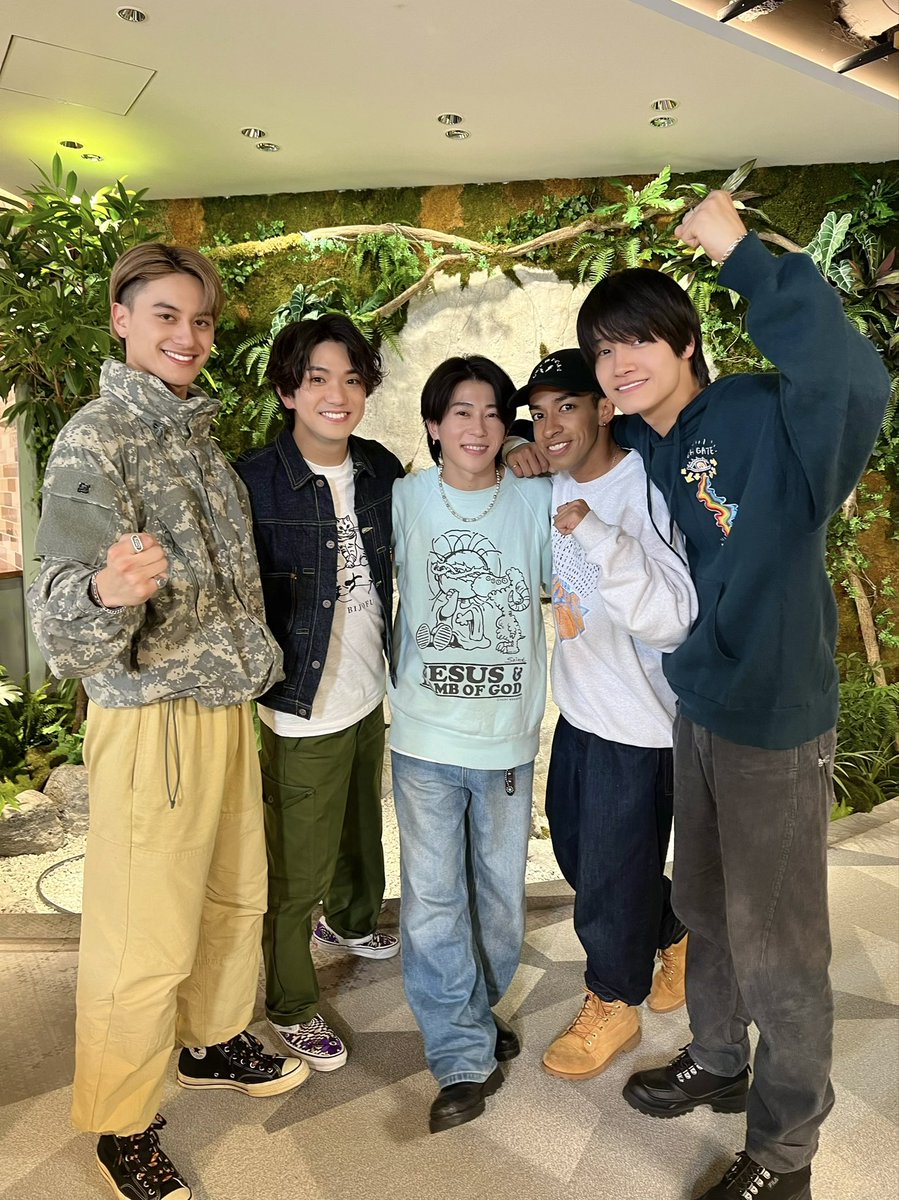 jr_official_X's tweet photo. 本日配信されたYouTube内で発表がありましたが…🫣✨

2/18(日)17:00〜
舞台『 僕ら #Aぇǃgroup って言いますねん』
の生配信公演が決定しました📡💕

詳しくはこちらをCheckしてください👀💫
https://t.co/3HwvSvKJWS https://t.co/jUbULbwvCW