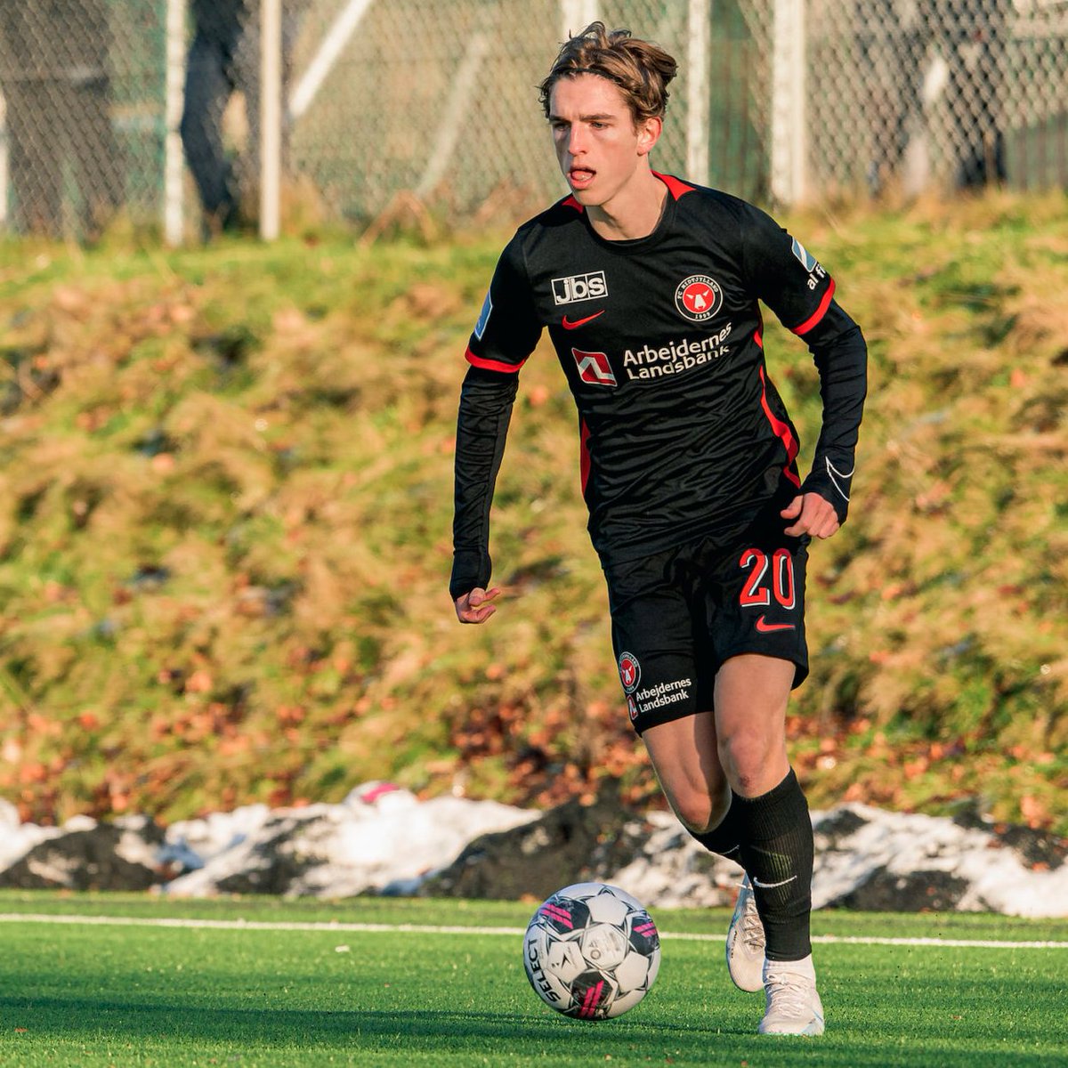 Football_Draw's tweet photo. 1/16F de la #UEFAYouthLeague
14h @FCMidtjylland vs @RBLeipzig
Entra en el XI Valdemar #Byskov (19 🇩🇰 AM), recuperado tras su cesión en el CD Mafra.
Con Kristjánsson (18 🇮🇸 LB) y Gogorza (17 🇩🇰🇫🇷 LW) arman una banda izquierda que es su mayor peligro.
Ienacho y Nusa tb titulares. https://t.co/aYGt6b6iif