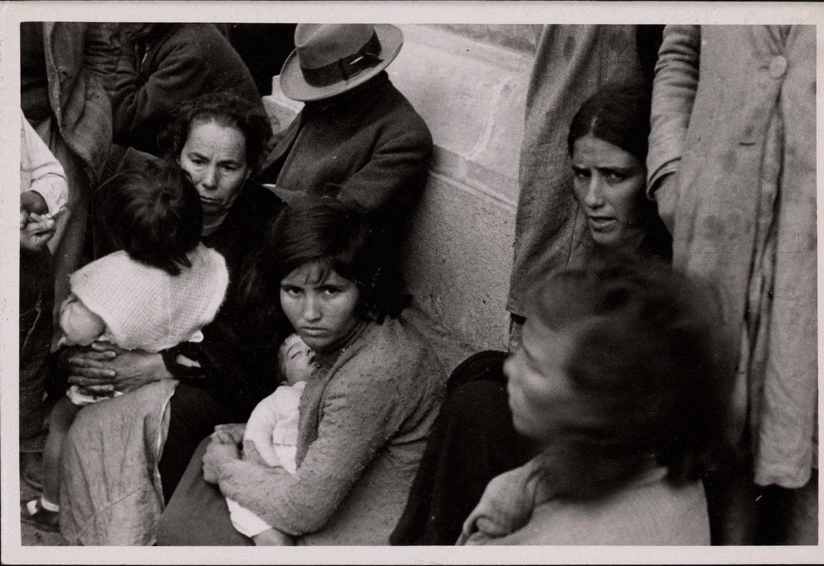 Juanfra_87's tweet photo. El 6 de febrero de 1937 se produjo una de las mayores tragedias de la guerra en España. 200.000 civiles marcharon de #Málaga hacia #Almería huyendo del terror, la represión y las bombas del ejército franquista. Daba comienzo a “#LaDesbandá”. Hilo 🧵 👇 https://t.co/hzcpW6ARja
