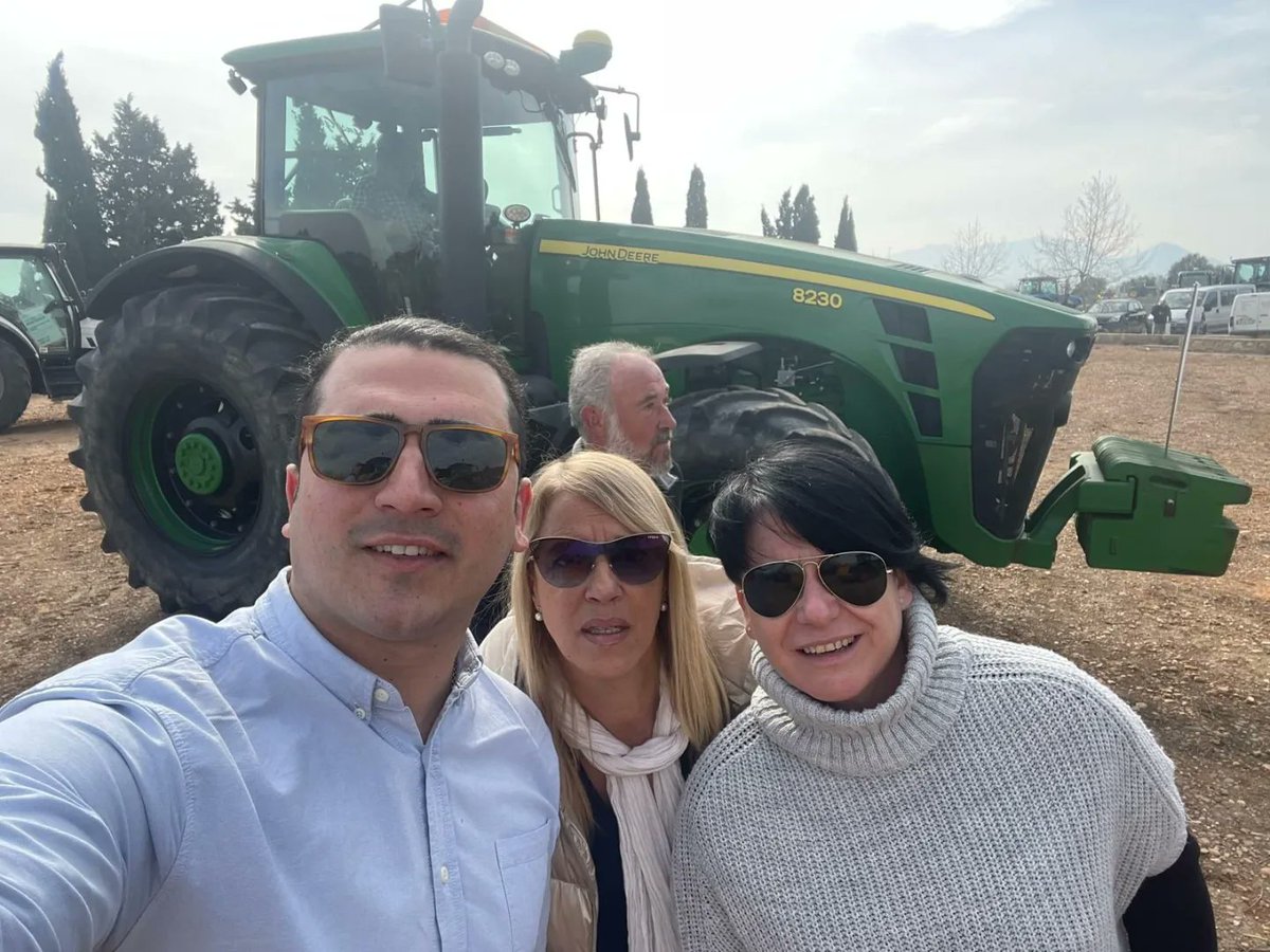 ComarcaMontsia's tweet photo. Aquest matí han estat presents el vicepresident primer, Guillem Carles, i la vicepresidenta segona, Tere Esmel, on s'ha donat suport a la convocatòria del sector de la pagesia. 

Cal donar donar respostes, cal donar solucions! https://t.co/D1MaScoBHG