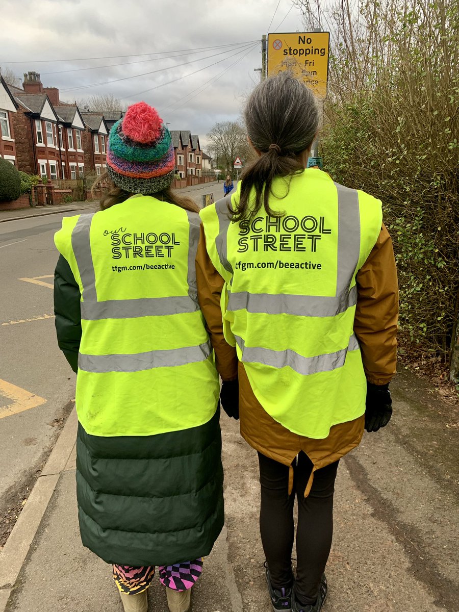 evefrancisholt's tweet image. Another day, another #SchoolStreet! 

It was a joy to join @BrookburnP school community yesterday morning to see the school street in action again.  

It all felt noticeably calmer and quieter than when the trial first started. 

Lots of people came to have a chat whilst I was…
