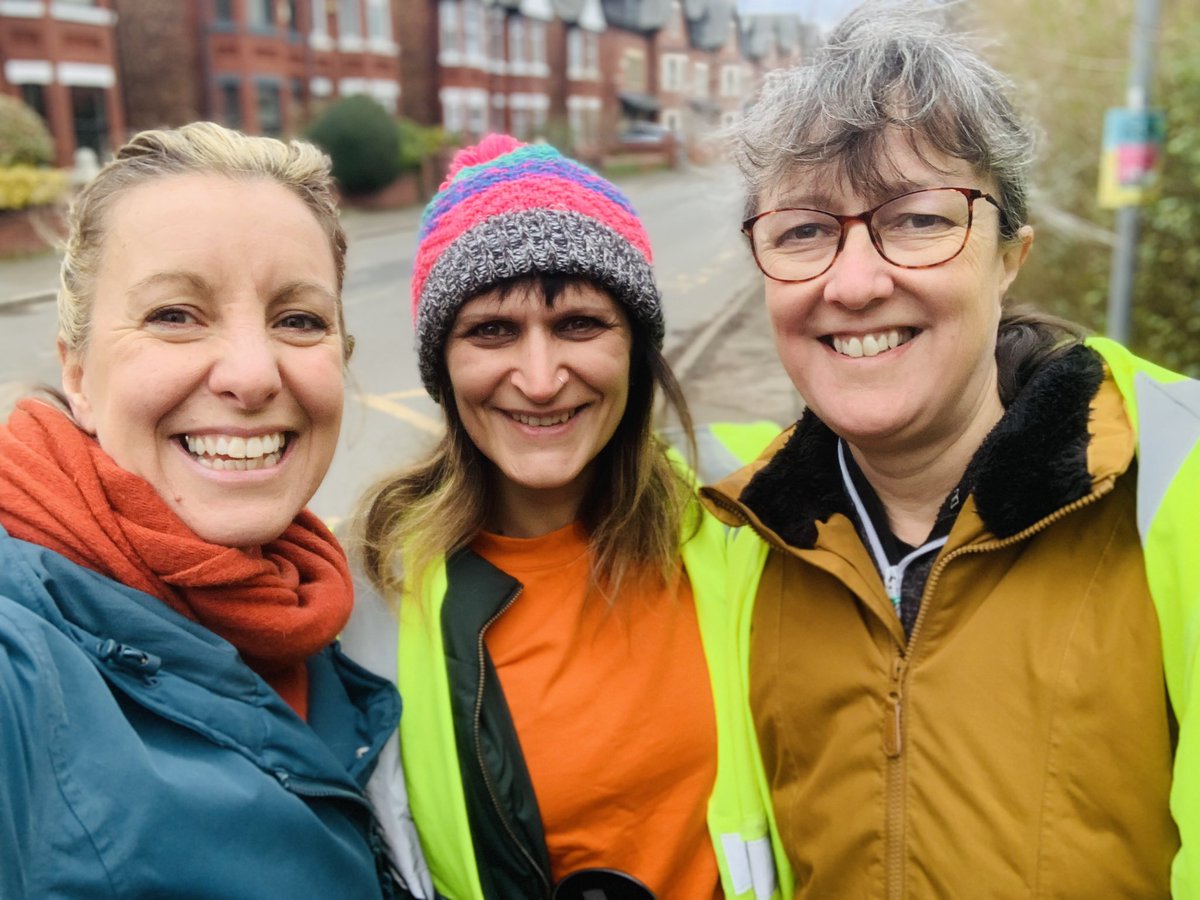 evefrancisholt's tweet image. Another day, another #SchoolStreet! 

It was a joy to join @BrookburnP school community yesterday morning to see the school street in action again.  

It all felt noticeably calmer and quieter than when the trial first started. 

Lots of people came to have a chat whilst I was…