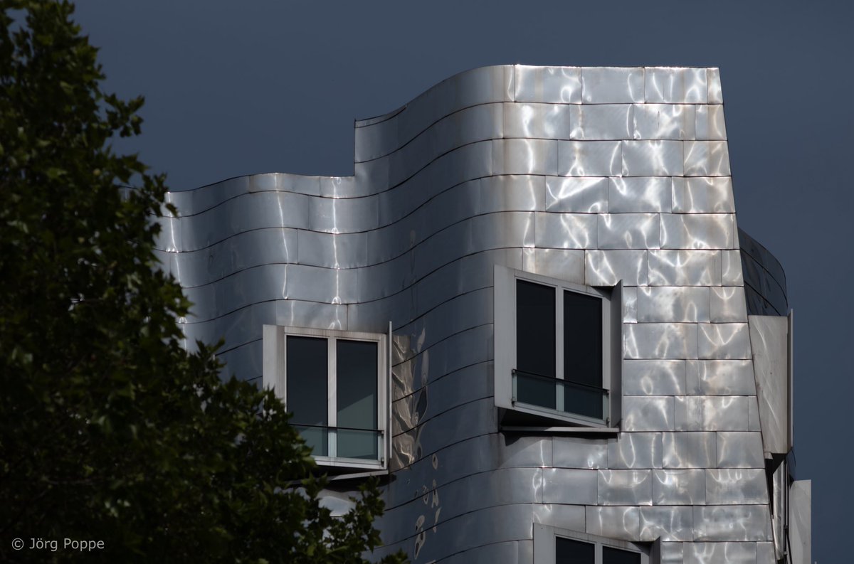 Gehry-Haus.      #düsseldorf #gehry #architektur #bauwerke #fassaden #dekonstruktivistisch #dekonstruktiv #dekonstruktivismus #spiegelungen #reflektionen #gf_architecture #ig_ometry #structure_bestshots #photogrammers_art_architecture #l39459