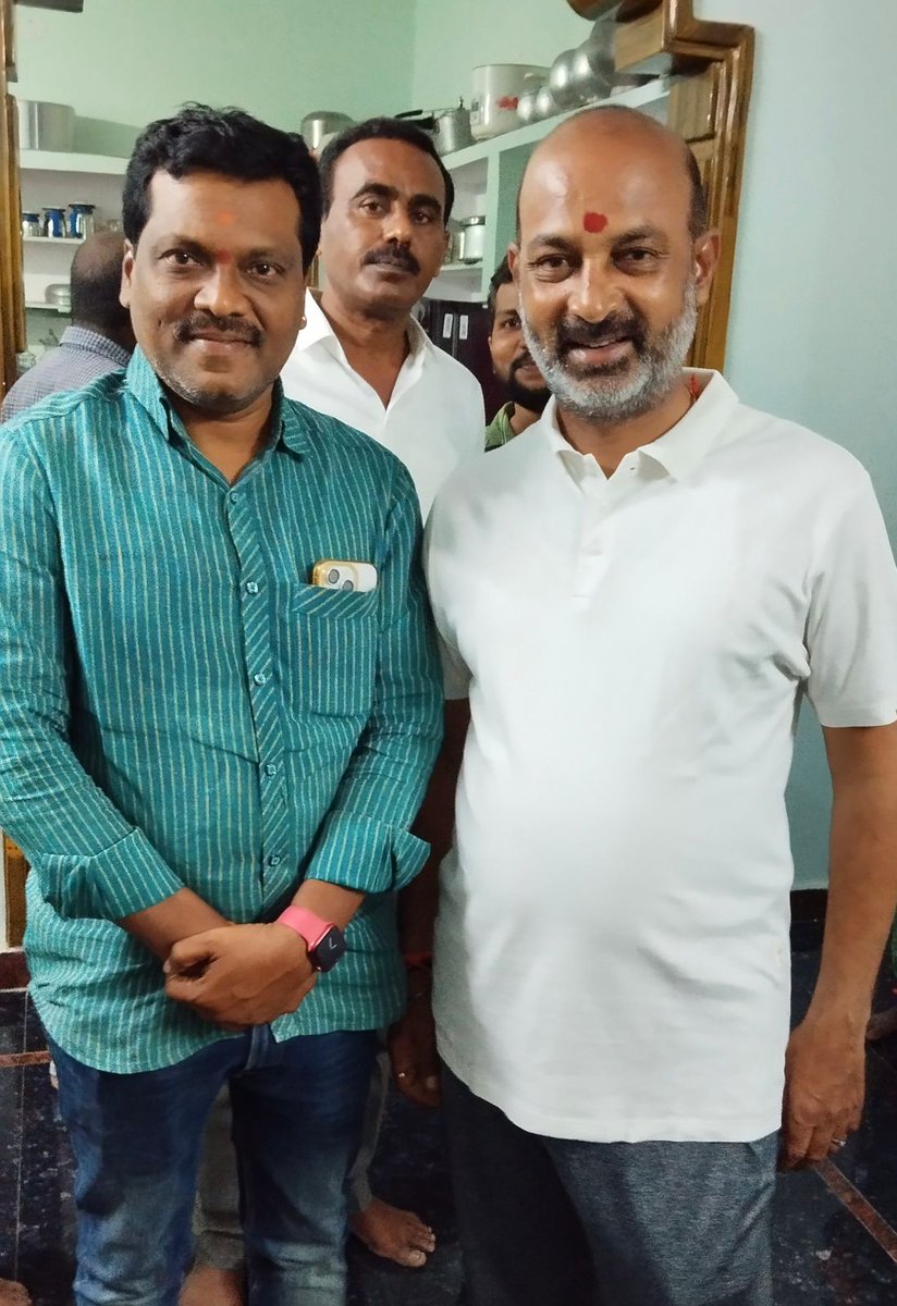 rajanikanthp22's tweet photo. "గావ్ ఛలో అభియాన్" 24 గంటలు పల్లె నిద్రలో భాగంగా బీజేపీ జాతీయ ప్రధాన కార్యదర్శి కరీంనగర్ ఎంపీ శ్రీ బండి సంజయన్న, హుజూరాబాద్ మండల్ రంగాపూర్ గ్రామములో  నేను  పుట్టిన ఊరు  హుజూరాబాద్ టౌన్  బీజేపీ  President రాజుగారు కలవటం జరిగింది.., ఈరోజు రాత్రి బస చేసి రేపు ఈ రోజు ఈ గ్రామానికి https://t.co/BSmynwi6to