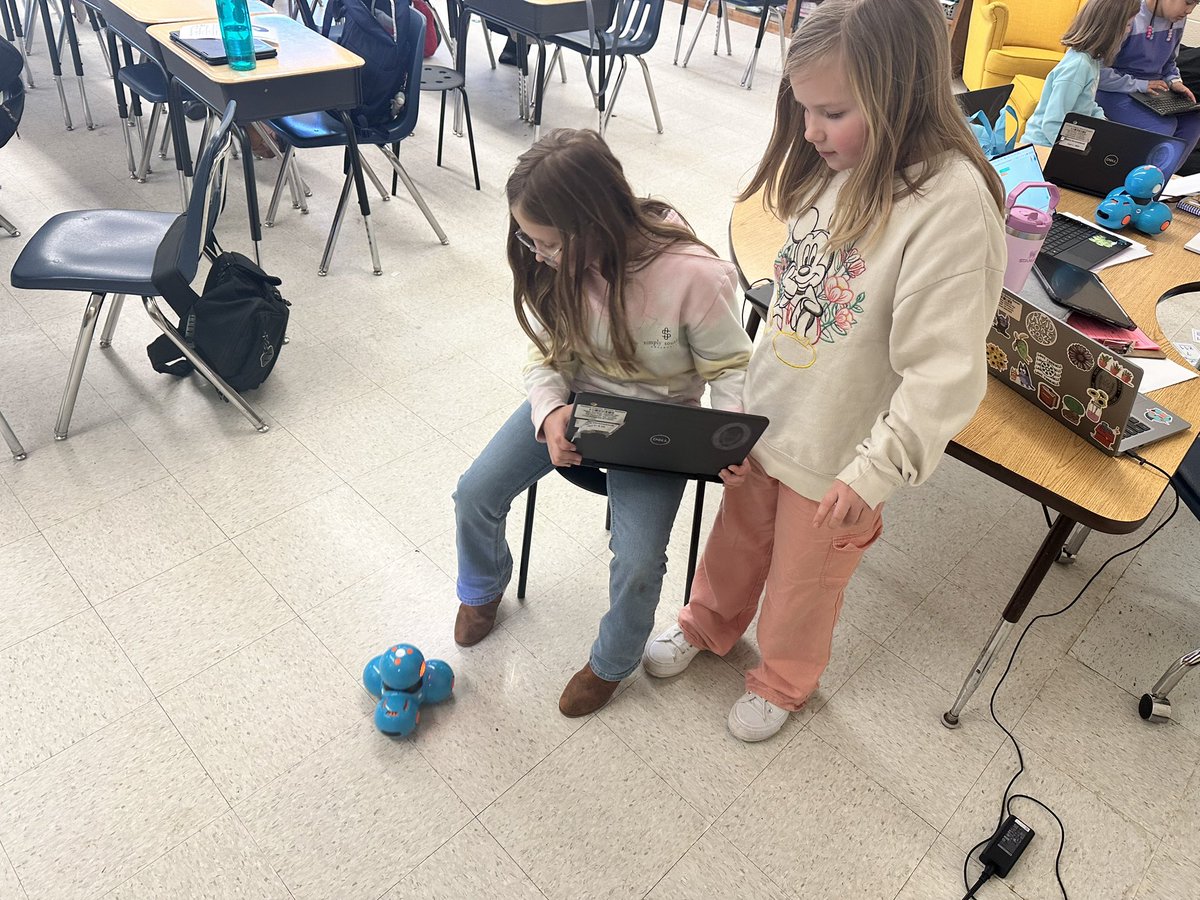 TechSavvyC's tweet photo. Sparking creativity at today's @GirlsWhoCode @HeardMixon club! ✨ Our mini coding rockstars programmed Dash by @WonderWorkshop like pros, solving puzzles & teamwork shining!✨ #InspiringTheNextGen #GirlsInSTEM #CodingFun #Code365 #SpiritPrideExcellence https://t.co/G3kUdrmYuC