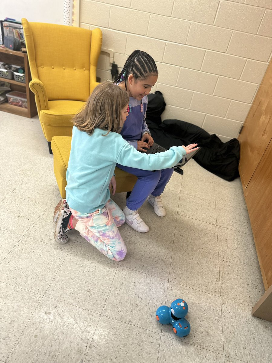 TechSavvyC's tweet photo. Sparking creativity at today's @GirlsWhoCode @HeardMixon club! ✨ Our mini coding rockstars programmed Dash by @WonderWorkshop like pros, solving puzzles & teamwork shining!✨ #InspiringTheNextGen #GirlsInSTEM #CodingFun #Code365 #SpiritPrideExcellence https://t.co/G3kUdrmYuC