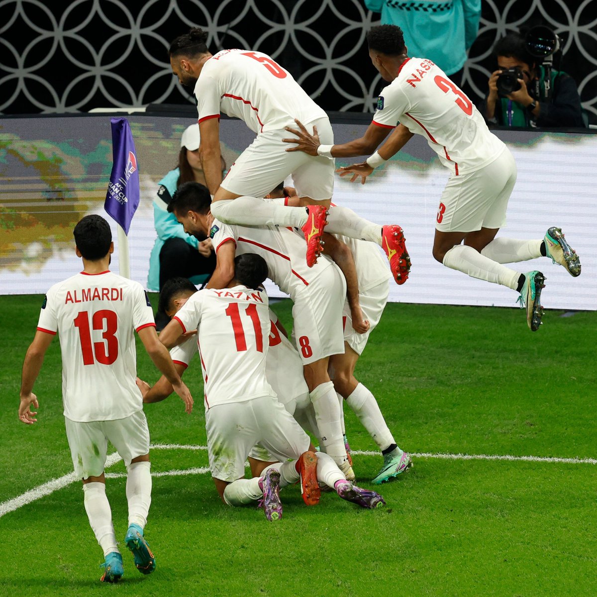 RJDuranSanJuan's tweet photo. Jordania sigue dando batacazos en la Copa Asiática.

Los 'Bravos' acaban de clasificar por primera vez en su historia a la final de este certamen.

Los dirigidos por Hussein Ammouta derrotaron 2-0 a Corea del Sur. 

Ahora esperan por Qatar o Irán, que se enfrentarán mañana. https://t.co/vMSGblFQCZ