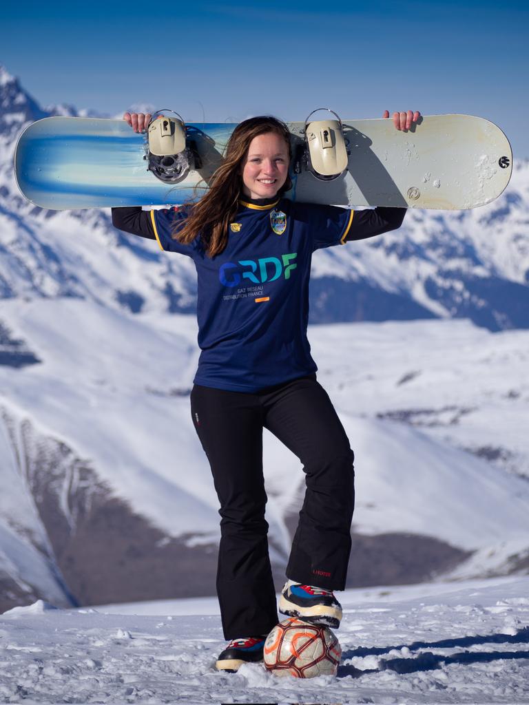 TFIEJ_2024's tweet photo. Le 23 mars, une avalanche de flow va débouler des montagnes. Avec Cléa Dubray et Victor Bolzer, @EJDGFC va tenter de garder la coupe à la maison ❄🏔
Crédit photo : Louise-Anne Sigaud https://t.co/t7HZRq6TPd