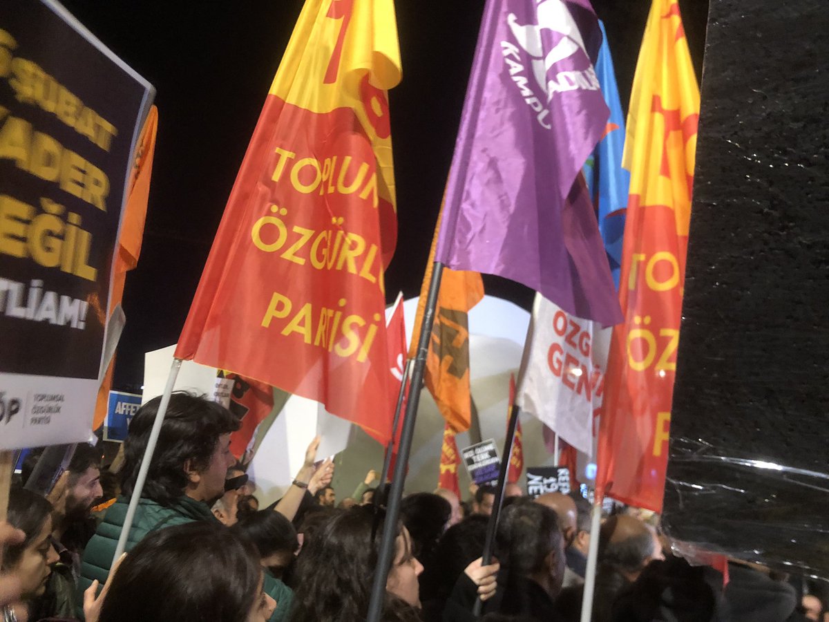 KampusCadi's tweet photo. 📍İzmir

Emek ve Demokrasi Güçlerinin çağrısıyla Bayraklı Deprem Anıtında bir araya geldik. 
Doğal afeti bir katliama çeviren, halkı kaderine terk eden iktidara karşı deprem bölgesinde yaşamı dayanışmamızla yeniden kuracağız! #6subatdeprem https://t.co/TDhfsjRnox