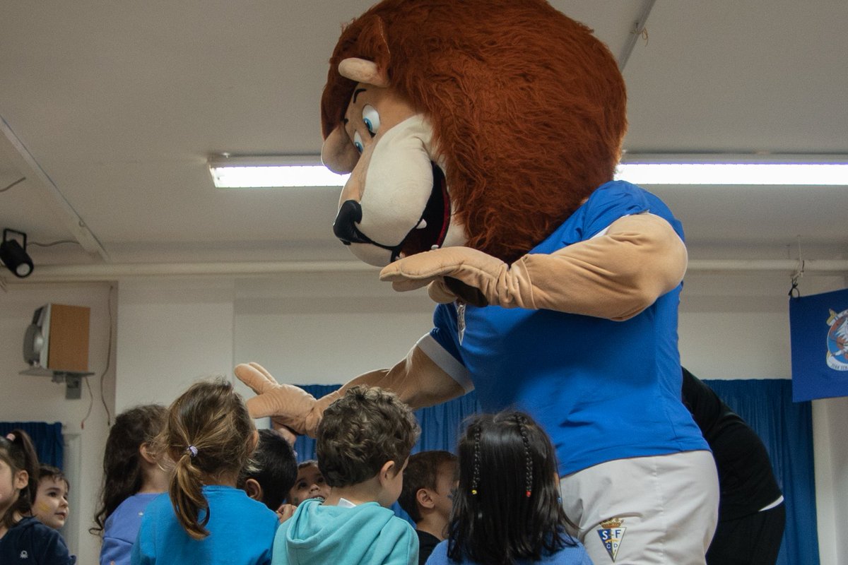 🧒 ¡Hoy hemos visitado el CEIP Juan Sebastián Elcano! 

💙¡Sus alumnos estarán en el #SanFernandoRecre de este domingo después de haber disfrutado de una gran mañana junto al equipo de su ciudad! 

#RugeConLino #SanFernando