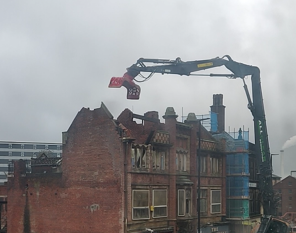 nowthenmag's tweet image. For weeks we were told that one of Sheffield's most historic buildings "spontaneously collapsed" last month.

But shocking new evidence obtained exclusively by Now Then shows that @SheffCouncil did not tell the truth about the destruction of the Market Tavern.

A thread 🧵👇