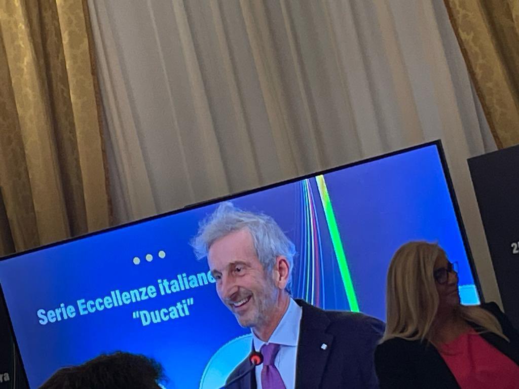 Paolo_Perrone's tweet photo. Un viaggio simbolico e fisico, nel tempo e nello spazio, nella memoria e nella nostra cultura. Ecco la Collezione numismatica della Repubblica Italiana 2024, coniata da @IPZS 

La creatività del #Poligrafico al servizio del Paese

#numismatica https://t.co/wwVn7PVhhW