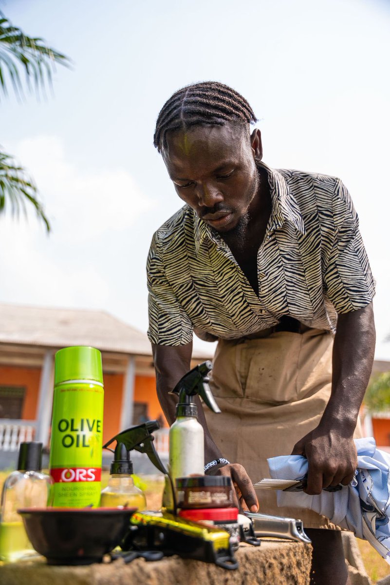 CmrBarber's tweet photo. Premier performance de coiffure sur L’île de JEBALE 
#streetbarber237
☎️696975145
Even: @happeningagency 
Photo: @rik_tchana 
____
#douala #yaounde #cameroun #africa #ile #barbershop #tropical #famous #art #vision #visite #art #street #fun #funnyvideos #viral #naturephotography https://t.co/jJf8l3mNLH
