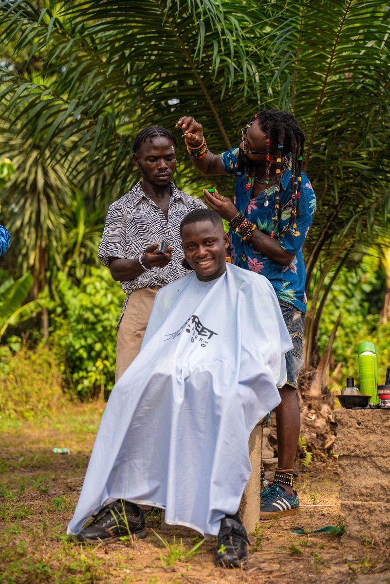 CmrBarber's tweet photo. Premier performance de coiffure sur L’île de JEBALE 
#streetbarber237
☎️696975145
Even: @happeningagency 
Photo: @rik_tchana 
____
#douala #yaounde #cameroun #africa #ile #barbershop #tropical #famous #art #vision #visite #art #street #fun #funnyvideos #viral #naturephotography https://t.co/jJf8l3mNLH