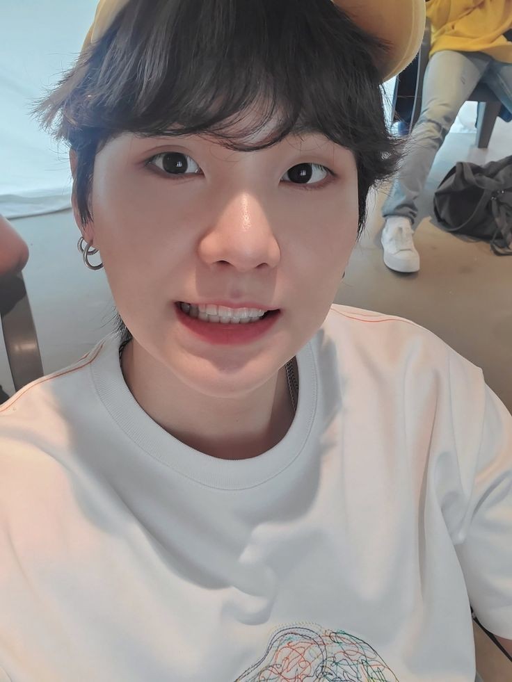 YOONGlYOONGI's tweet photo. 😁 i miss yoongi https://t.co/KdEdXGpwMW