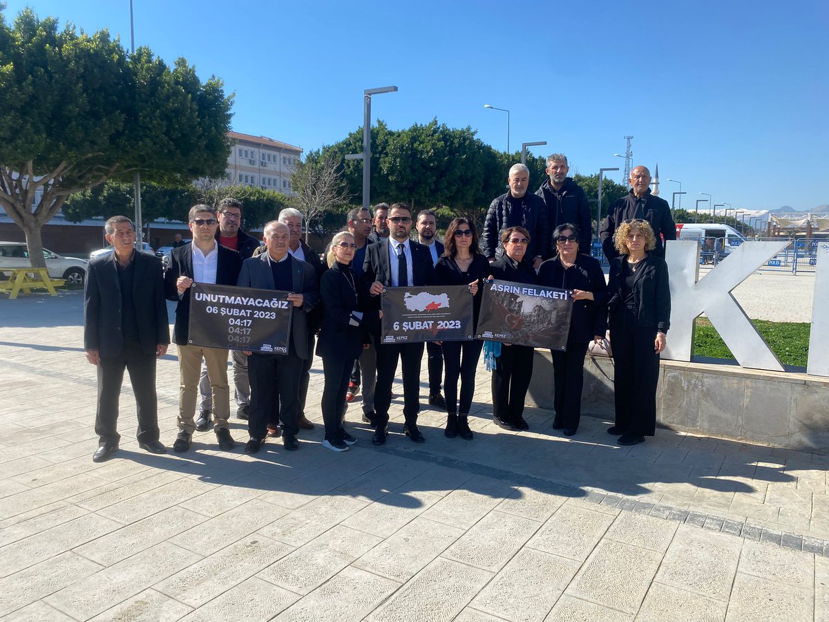 Kepez Belediye Başkan adayımız @emrekarasin_ 'in düzenlediği basın toplantısının ardından Kepez Kent Meydanında #6subatDepremi' nin yıl dönümünde kaybettiğimiz canlarımızı andık. Unutmadık, unutmayacağız. <a href="/devapartisi/">DEVA Partisi</a> <a href="/alibabacan/">Ali Babacan</a> <a href="/ssedakayaosen/">Seda Kâya Ösen</a> <a href="/ozlemarlier/">Özlem Arlıer💧</a>