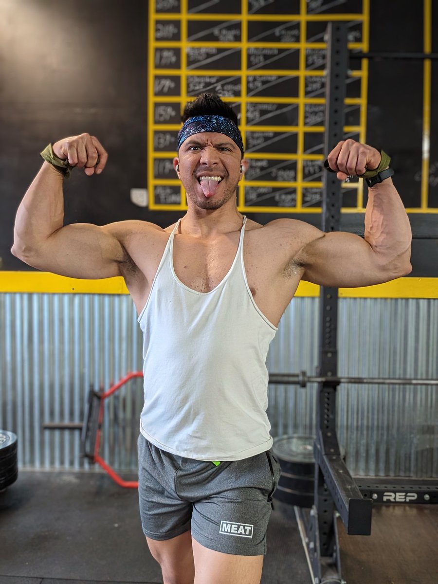 muscle_nerd3000's tweet photo. Just a flex on this #thotful Tuesday 😅

#fitness #gay #flex #muscle #showoff #biceps https://t.co/DxwmBVLQrt