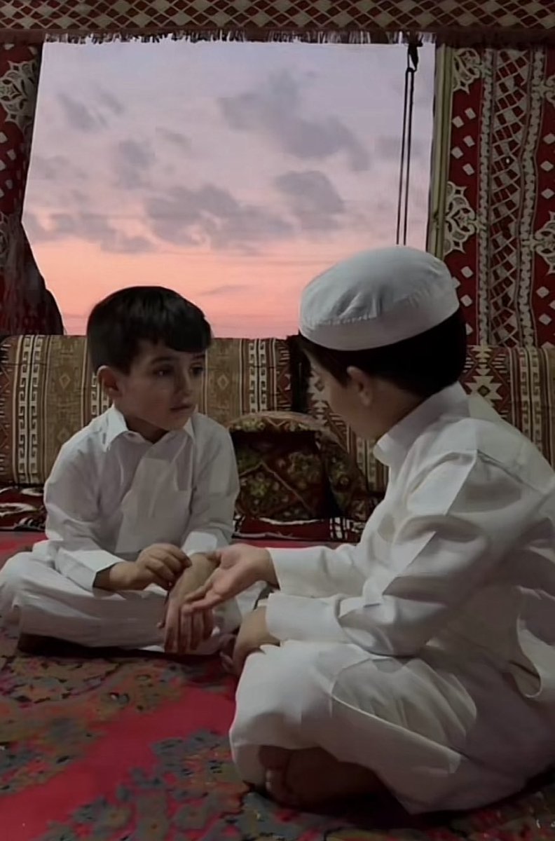 "رفيقي تراك السيف الأملح وراس المال
ودرعي من ظروف الحياه.. وبلاويها".