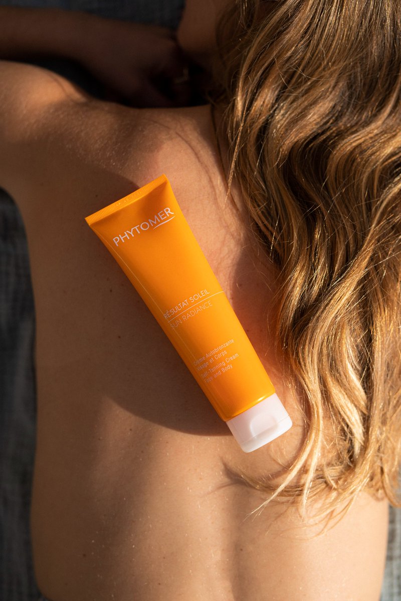 Achieve a natural summer glow with Phytomer's Sun Radiance Self-Tanning Cream for Face and Body! Quickly absorbed, this cream provides an amazingly natural tan for a uniform, long-lasting radiance. The light, white texture is streak-free, and the luminous, feeling like summer!