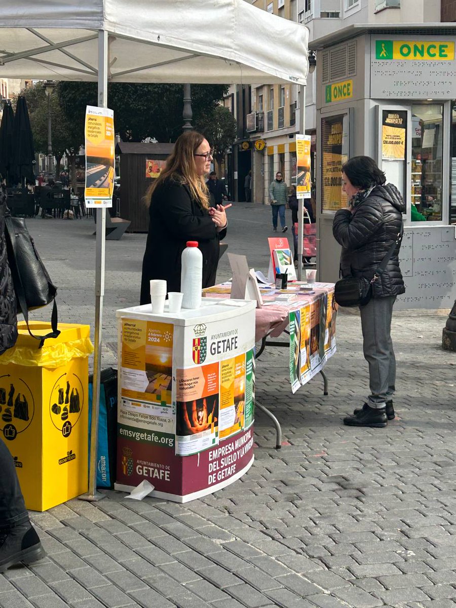 Mientras lo vecinos de <a href="/ElRoson/">VPPL Getafe El Roson</a>
siguen esperando soluciones a las chapuzas de Sara Hernández S.A. en sus viviendas, la alcaldesa dedica su tiempo a repartir chocolate calentito en la calle Madrid como obsequio por la "buena gestión" de la empresa pública de vivienda.