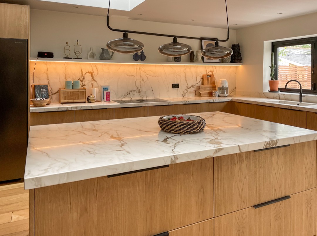 A warm kitchen glow.

#kitchendesign #interiordesign #kitchendecor #interiorinspiration #interiorinspo