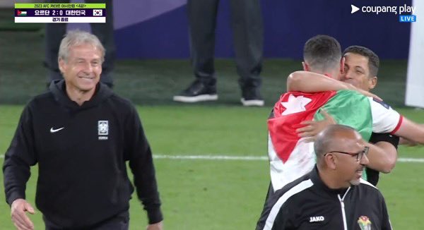 시발 주장은 죄송하다고
고개도 못들고 울고 있는데 
감독이란 사람은 저러고
실실 웃고다니는 게 말이되냐고요