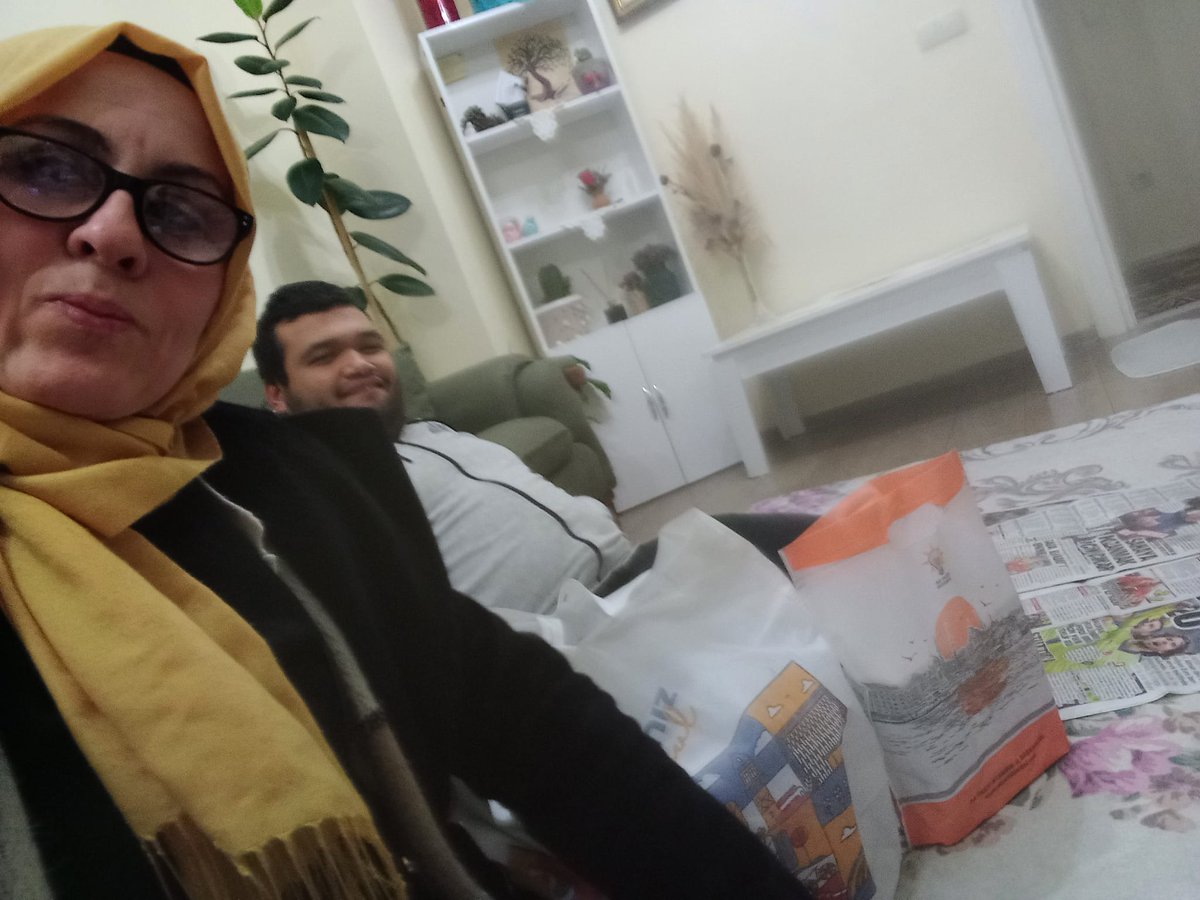 Ak Parti Başakşehir İlçe Başkanlığı Sosyal Politikalar, EKM Komisyonu engelli aile ziyaretlerine devam ediyor. 
DURMAK YOK YOLA DEVAM