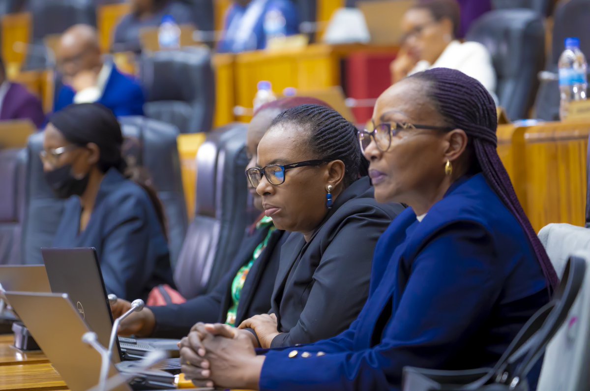 Inteko Rusange yanyuzwe n’ibisobanuro mu magambo byatanzwe na Minisitiri w’Ubutegetsi bw’Igihugu ndetse n’ingamba zo gukemura ibibazo byagaragaye mu mitangire ya serivisi  itanoze ya bamwe mu bakozi b’inzego z’ibanze yiyemeza gukomeza gukurikirana ingamba zagaragajwe.