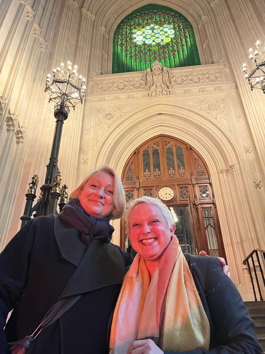 ‘New Dawn’ above me & fabulous ⁦@NaomiPaxton⁩ after a Literary Lunch in the House of Commons yesterday. With thanks to ⁦⁦@camilasinensis⁩💚