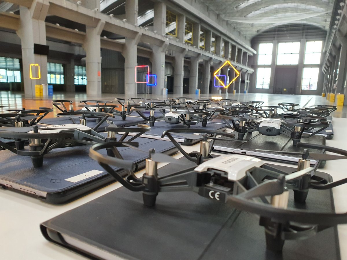 creatica_ong's tweet photo. Hoy en @LaNaveMadrid  hemos realizado un taller de iniciación a la #programacion y vuelo de #drones junto con los chicos y chicas de 2º de la ESO del @IESdelosangeles  y voluntarios/as de @Kyndryl .  En el taller hemos aprendido como funciona un dron y lo hemos  programado para que supere distintos retos. Se ha pasado la mañana  volando! ;-)

Gracias a @UnitedWaySpain y a @Kyndryl  y a sus voluntarios/as por hacerlo posible.

#stem #taller #competenciadigital #educación #innovacion #rsc #villaverde