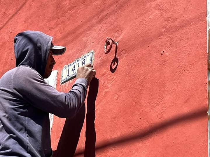 El día de ayer <a href="/regeneraespacio/">Re Genera Espacio</a> y el maestro Ricardo colocó los números oficiales en Talavera, el 507 de Casa Analco, el 1418 de nuestros amigos Bruno y Pablo y el 1418 A de nuestros amigos alfareros Villarados. Una etapa más en el mejoramiento de estos inmuebles 🖐🏾🖐🏾🖐🏾