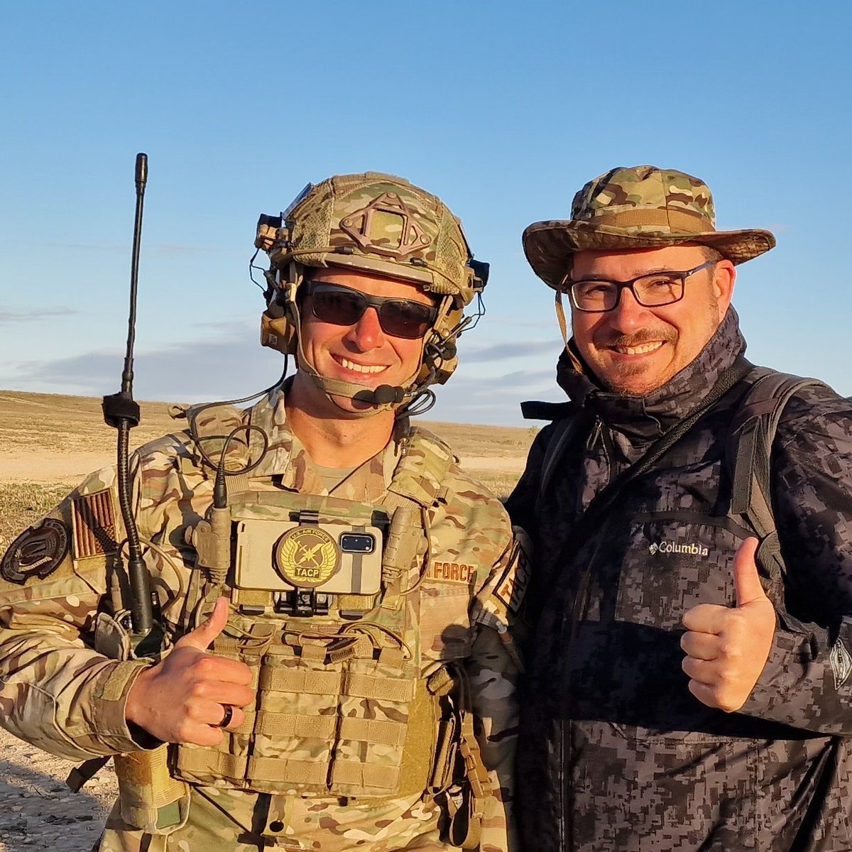 TRUFAULT's tweet image. Un Embajado Marca Ejército (YO), en compañía de un #JATAC norteamericano en el desarrollo del ejercicio DEFENDER EUROPE 23.
Controlaba a los A-10 #ThunderboltII que nos, deleitaron con sus pasadas a baja cota y su presencia intimidadora.
🇺🇸🇪🇸
#aespañaservirhastamorir #España