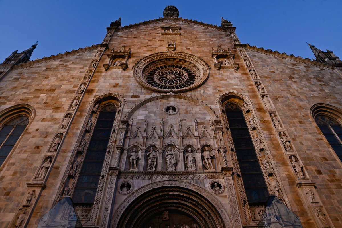 RevistaEV's tweet photo. Al atardecer, los lugares adquieren otro matiz, con una luz muy distinta. En #Como, su espectacular duomo, de finales del siglo XIV e interior gótico y decoración renacentista, es particularmente bello.

https://t.co/tPYyNs91x6 https://t.co/k46ygGut0m