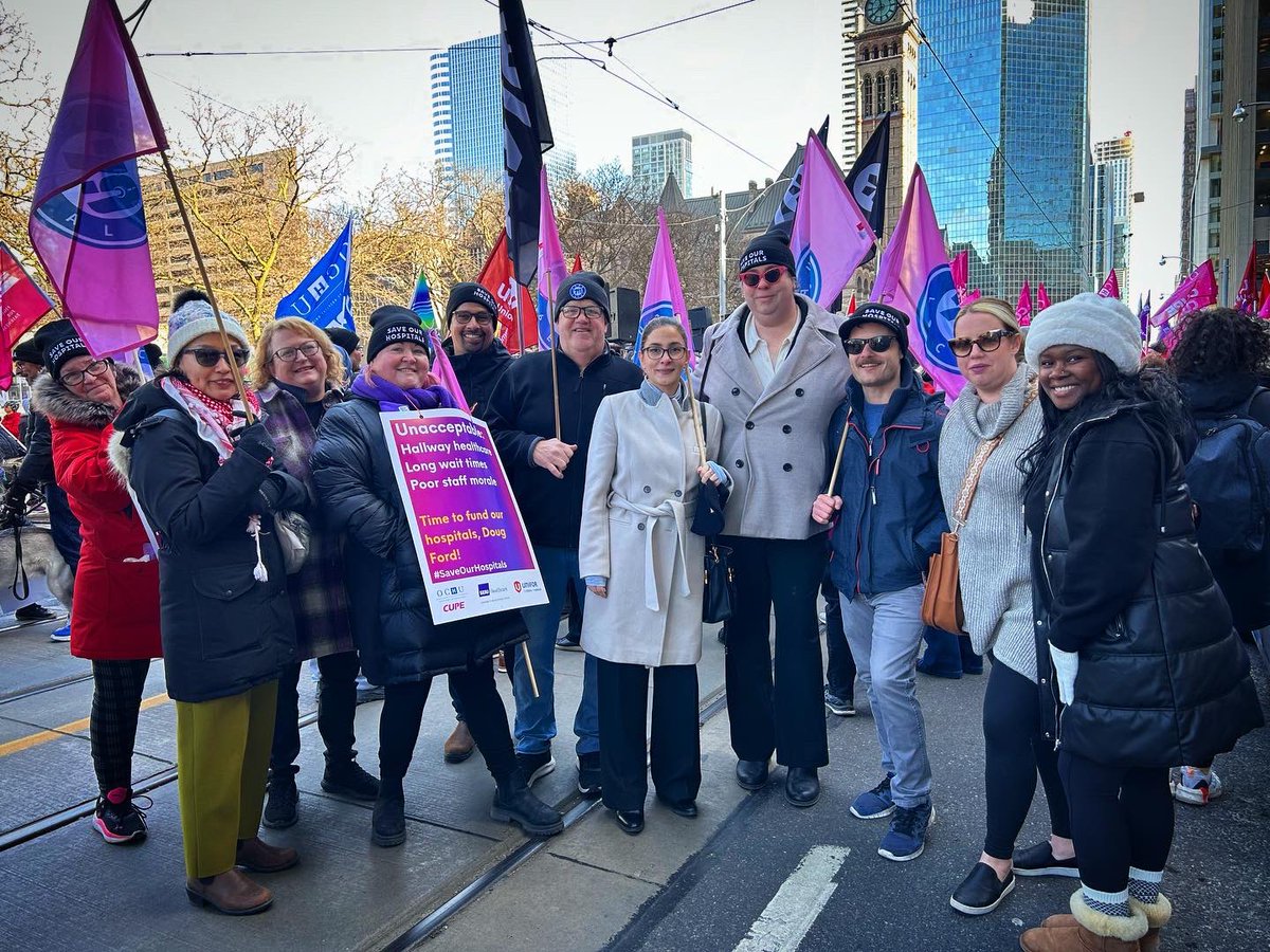 We joined today’s rally to support hospital workers from @OCHU_Healthcare as they bargain for a fair deal and public health care for all. #Solidarity!