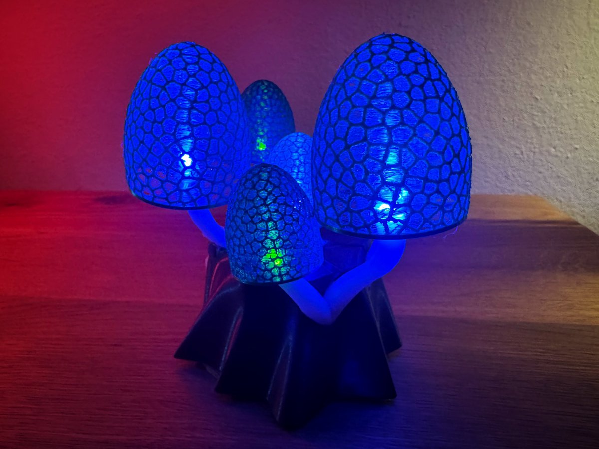 S Eliškou (12r) #Dnes3DTisknu a #DnesBastlim - prý je to stringování umělecký záměr. Odkaz na model bit.ly/3SQwE97