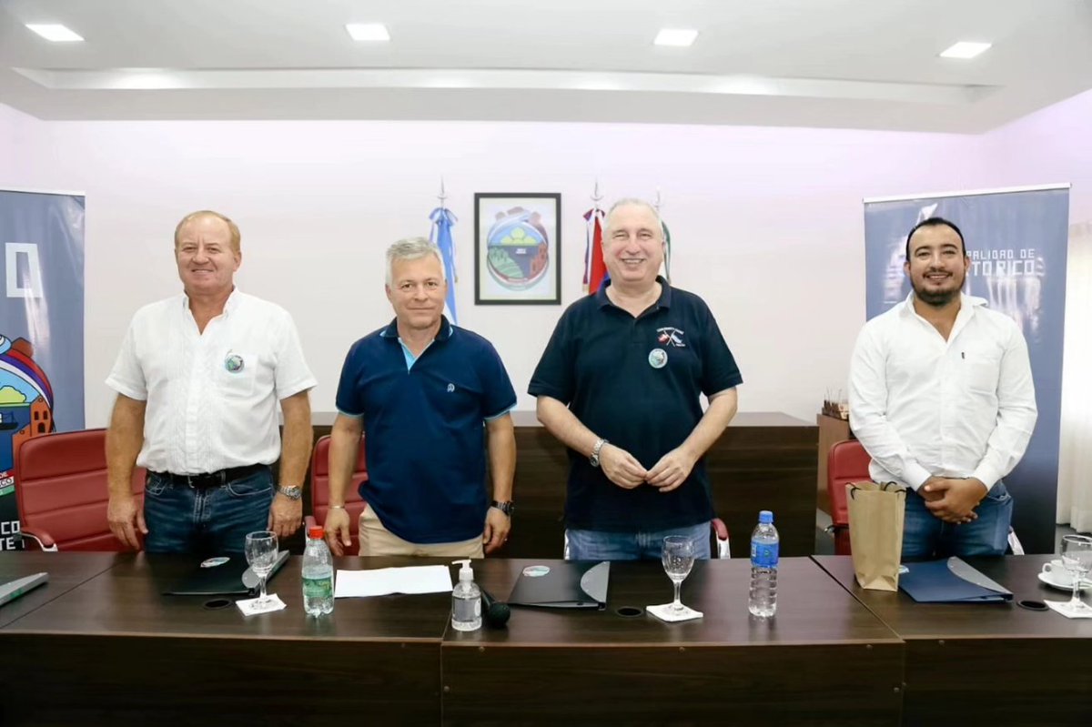 Frucitifera reunión con el amigo gobernador de Itapúa, Javier Pereira y los intendentes <a href="/CarlitosKoth/">Carlitos Koth</a> y Marco Maidana. Estamos dando el primer paso concreto hacia un puente para unir dos ciudades vecinas: Puerto Rico 🇦🇷 y Natalio 🇵🇾.

Esto es la muestra de un compromiso claro con