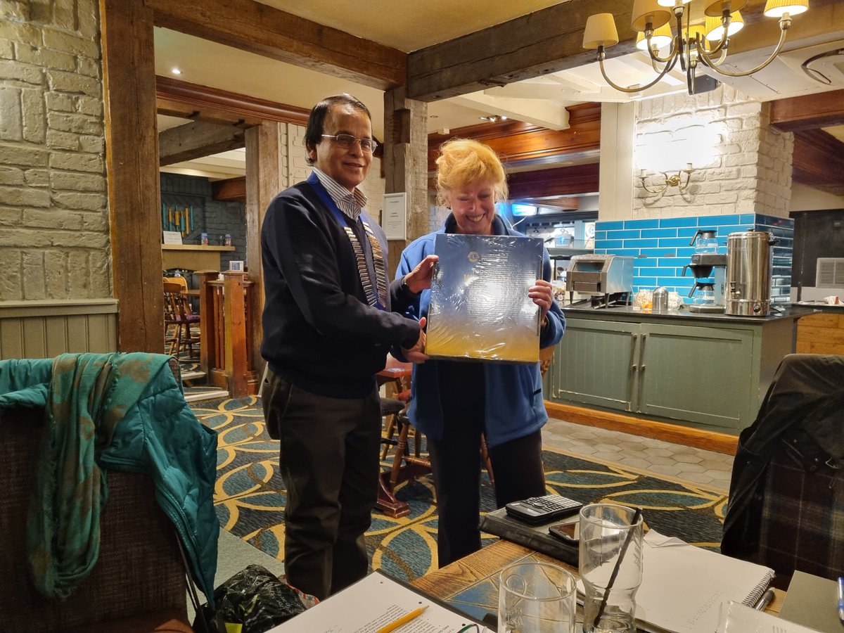 Lions David and Lynne receiving their Melvin Jones Fellowship Awards.