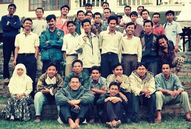 Kenapa Elektabilitas Anis di survey gak maksimal? Itu karena pendukungnya selalu bergerombol di grup sesama mereka, dan merasa paling bagus jagoannya. Mereka merasa exclusive, pintar politik, berseberangan dgn sekitar. Harusnya terus ajak yg masih blm menentukan.