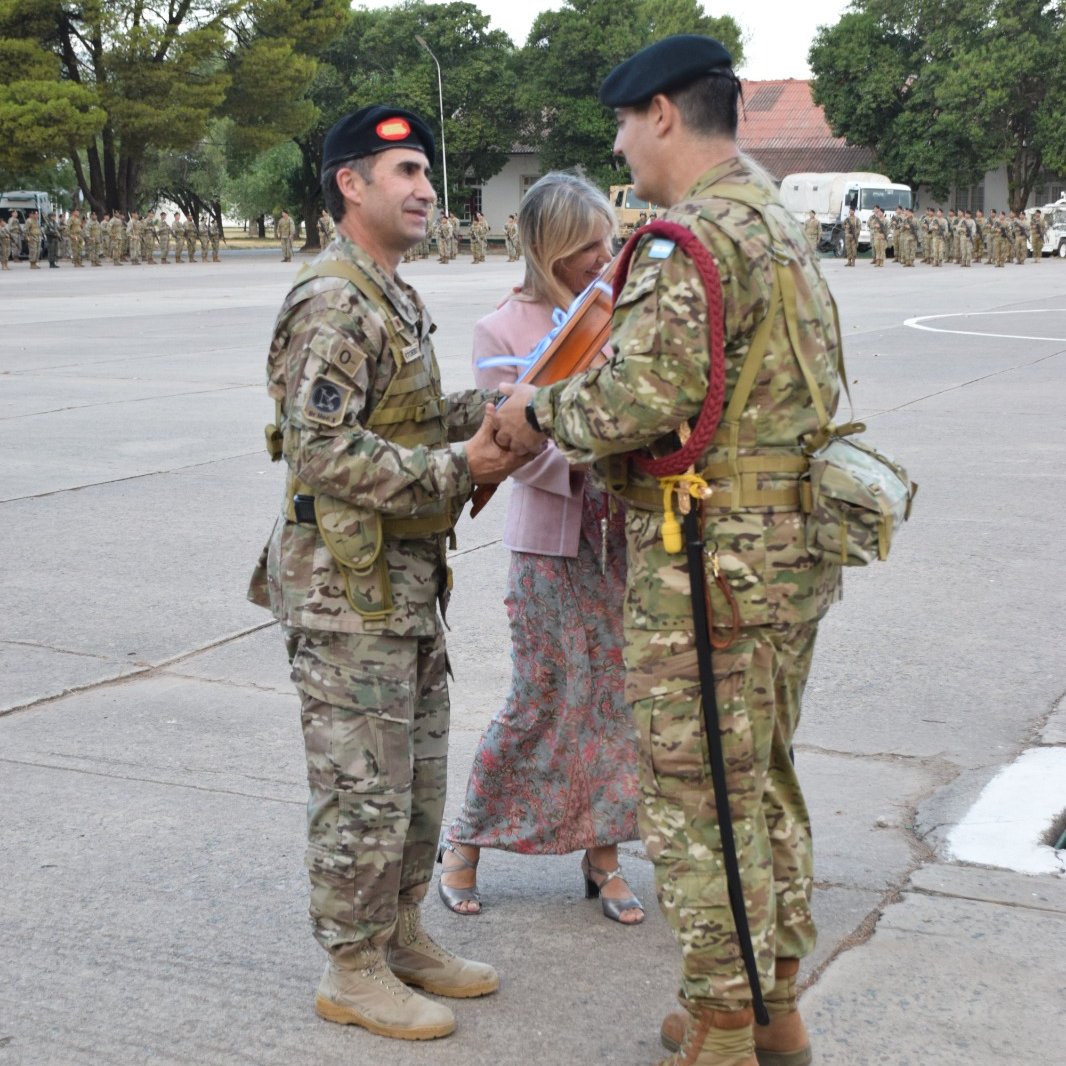 Ejercito_Arg's tweet image. #LAPAMPA En la plaza de armas de la Guarnición Ejército #Toay, el comandante de Adiestramiento y Alistamiento del Ejército puso en funciones al nuevo comandante de la Xma Brigada Mecanizada, coronel Roberto Martín Baroni, quien relevó al coronel mayor Roberto Horacio Etchebest.