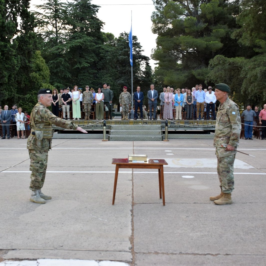 Ejercito_Arg's tweet image. #LAPAMPA En la plaza de armas de la Guarnición Ejército #Toay, el comandante de Adiestramiento y Alistamiento del Ejército puso en funciones al nuevo comandante de la Xma Brigada Mecanizada, coronel Roberto Martín Baroni, quien relevó al coronel mayor Roberto Horacio Etchebest.