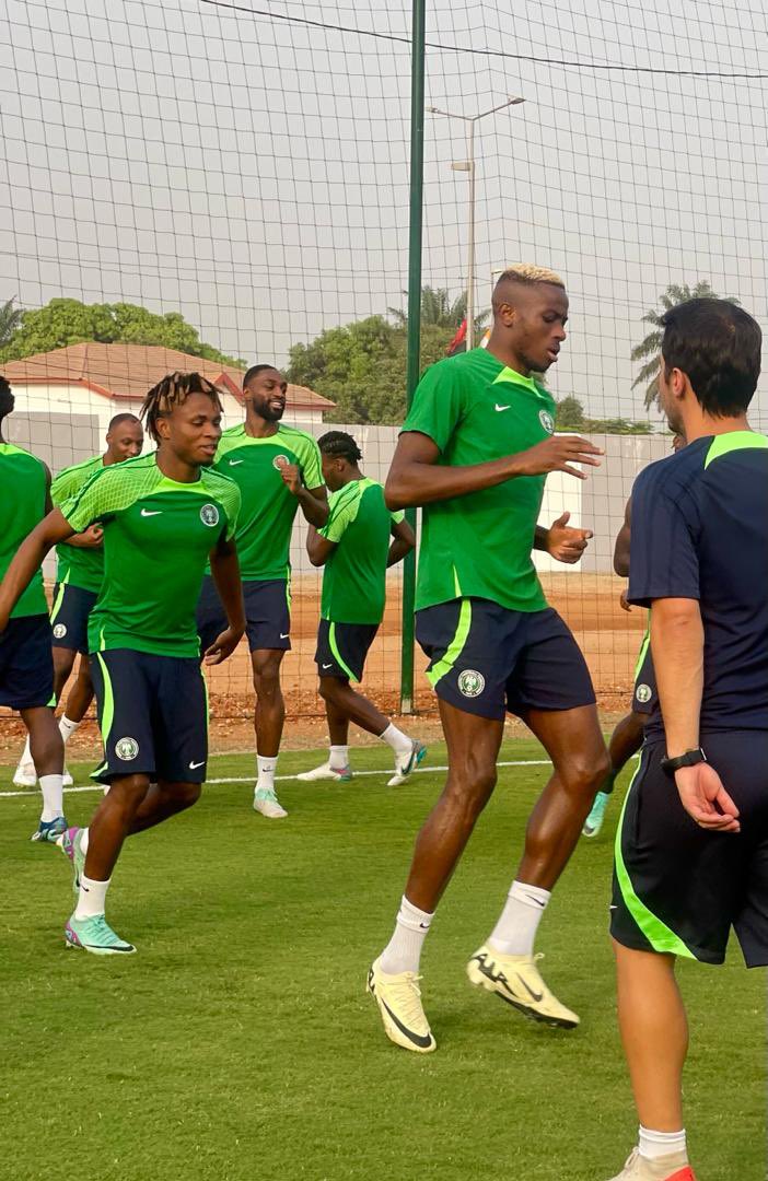 Great news! 🇳🇬 Nigeria's Super Eagles striker, Victor Osimhen, is back in training and ready for tomorrow's showdown against South Africa! 💪⚽ #SuperEagles #VictorOsimhen #NigeriaFootball