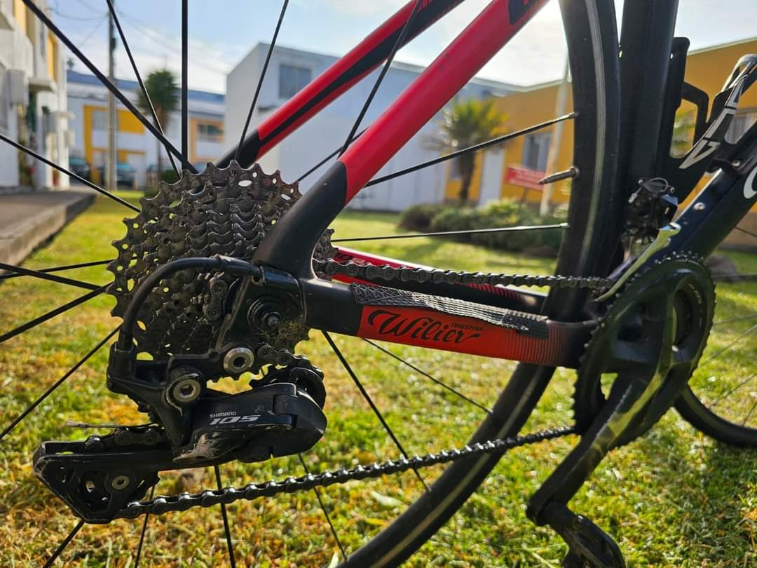 Amigos, estoy vendiendo una de las bicis de mi hijo para poder comprar una bicicleta contrarreloj. Es una Wilier con cuadro de carbono y componentes 105, aros Mavic. Precio: $1700 negociables. ¡Interesados, por favor, contáctenme! 

Un RT por favor 🙏