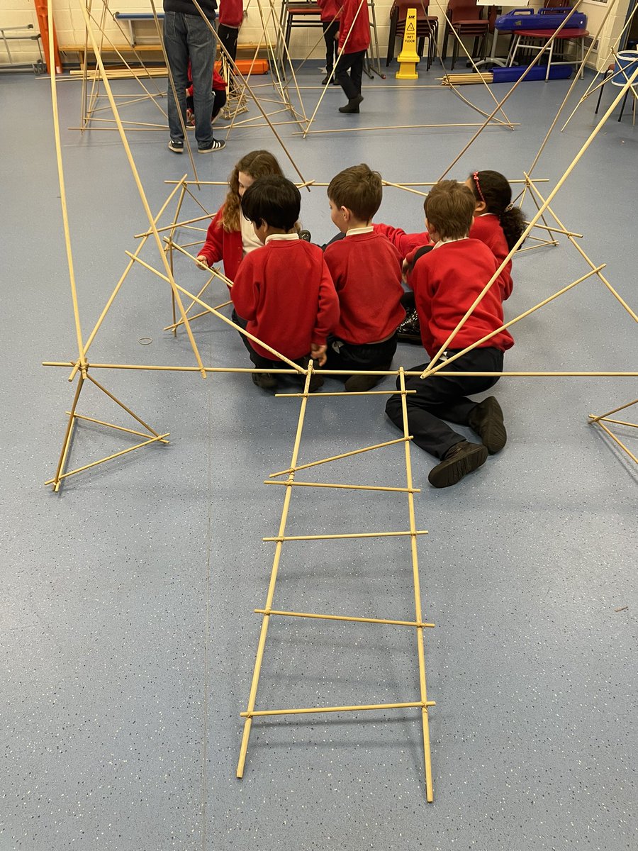 ArchibaldFirst's tweet photo. Year 2 had a great day with @ArchitectureW looking at structures . They looked at shelters in the Arctic, the Rainforest and the Sahara and built their own . #AFSDT https://t.co/Tp5vHEhnFm