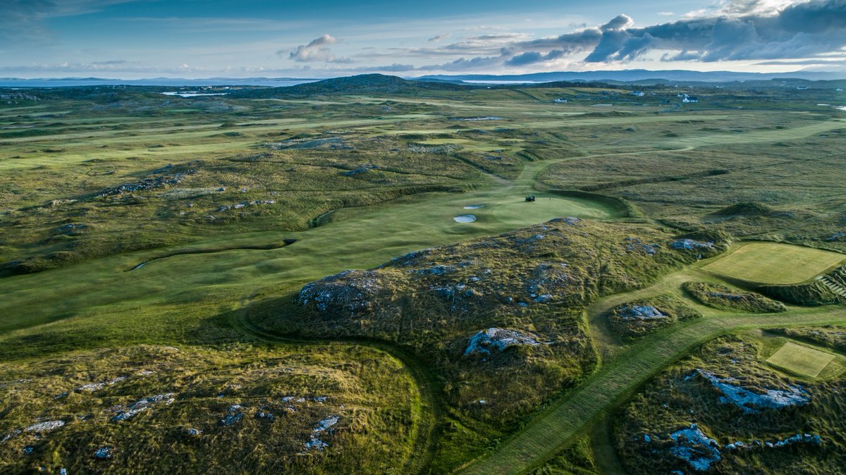 Swing into the Wild Atlantic Way's Enchantment! Golf enthusiasts! Get ready for a storybook scene where the lush greens of Connemara meet the rugged beauty of Ireland's coast. 🍀🌟 #GolfingInConnemara #WildAtlanticWay #IrelandGolfAdventures #TeeOffInIreland #GoGolfIreland