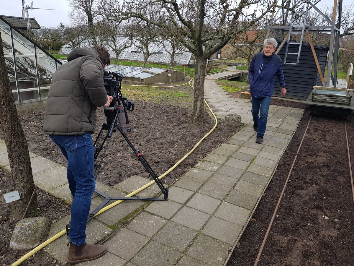 Vanmorgen een camaraploeg van @nieuwsuur langs gehad voor een interview met Jaap van Duijn. Aanleiding was het interview van Paul Knot in Buitenhof over toekomst glastuinbouw in Nederland. Komende dagen meer Westlandse interviews. Maandag te zien in Nieuwsuur. <a href="/WestlandsMuseum/">WestlandsMuseum</a>