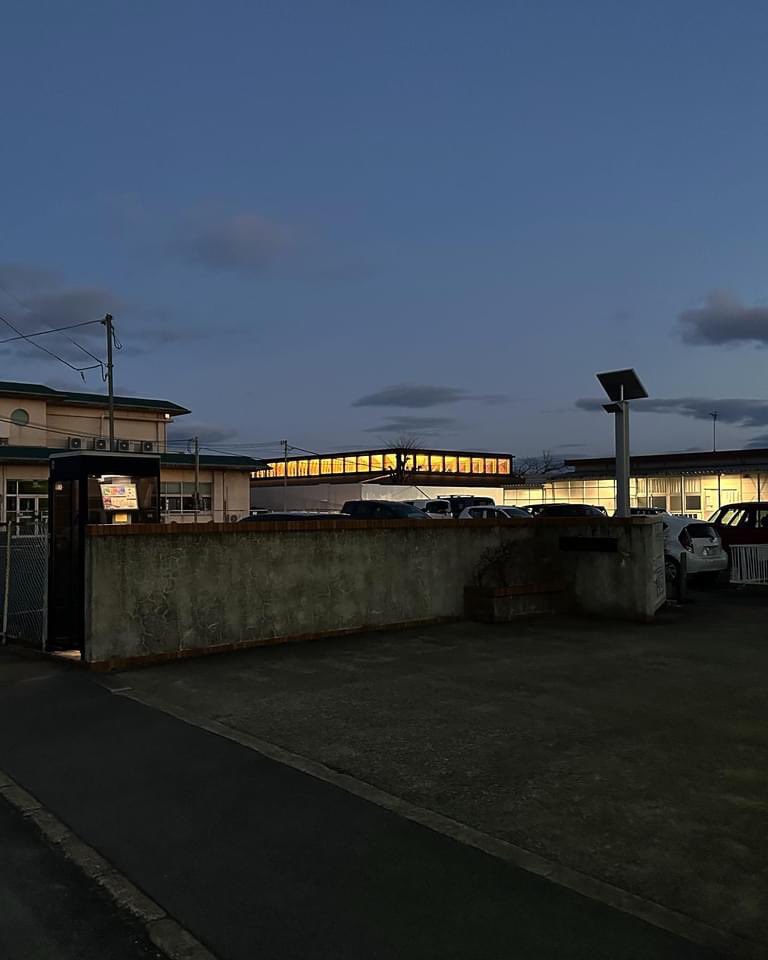 kinoarchi's tweet image. 奈良県斑鳩町のこども園。行燈のように浮かびあがる。
@kino_architects #masahirokinoshita #kindergarten #woodstructure #nara #ikaruga #architecture