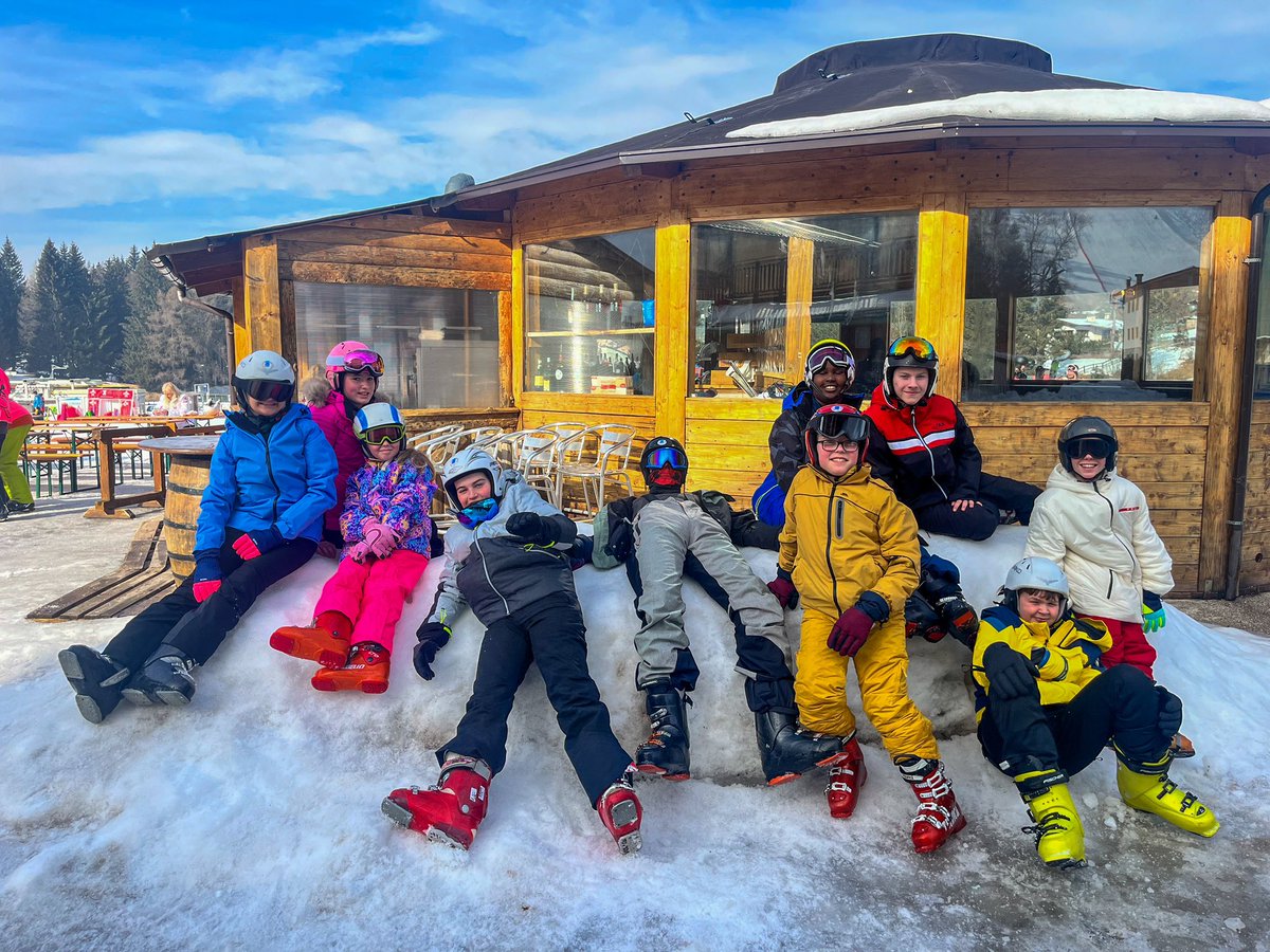 MissRyanBio's tweet photo. Some of the junior crew up and ready to hit the slopes this morning ⛷️@FernhillPe @FernhillSchool https://t.co/HoHixjQwIc